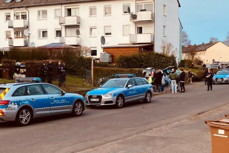 Mit zahlreichen Einsatzwagen war die Polizei am Abend in Brauheck im Einsatz. Sie konnte den mit einer Machete bewaffneten Mann stoppen und festnehmen. Fotos: Zender