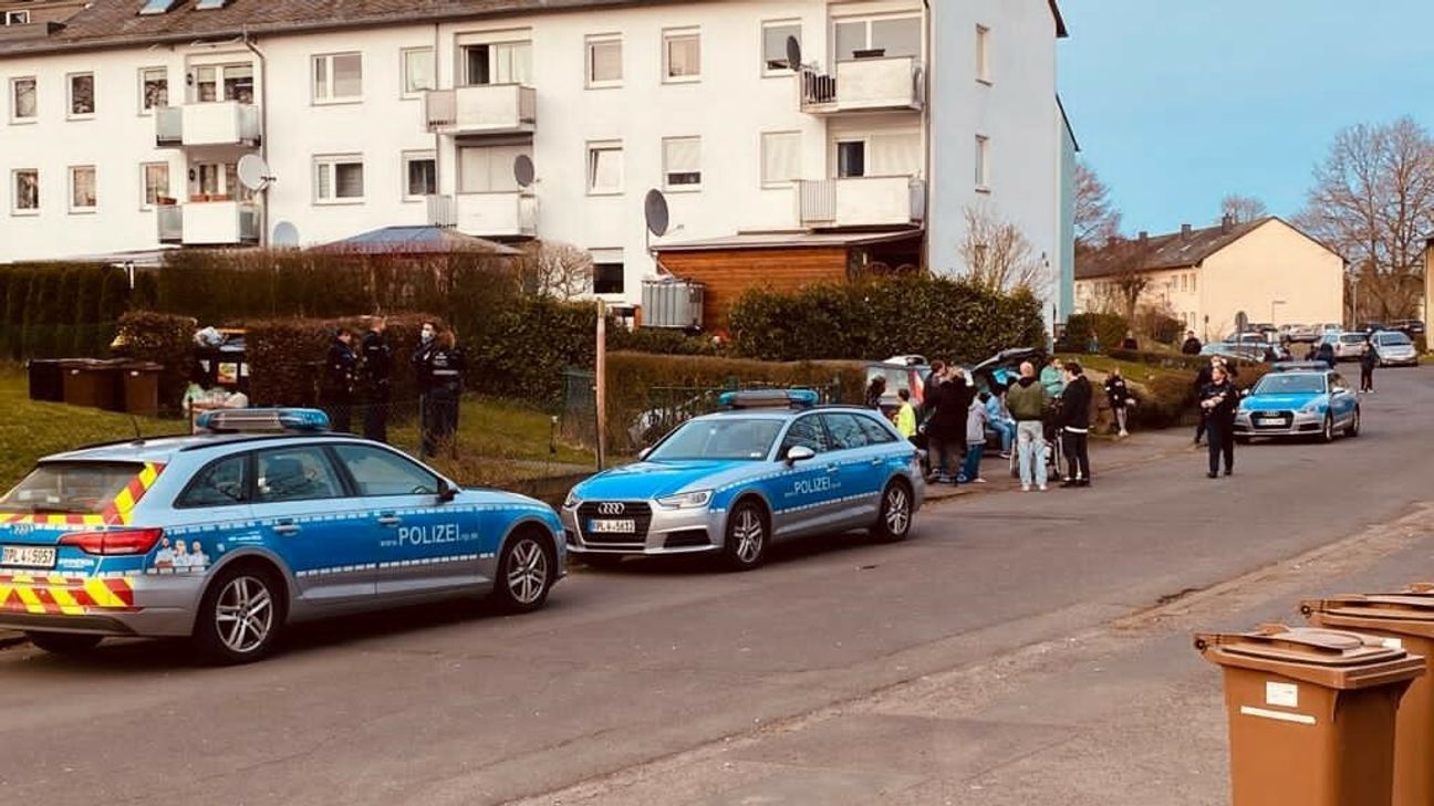Mit zahlreichen Einsatzwagen war die Polizei am Abend in Brauheck im Einsatz. Sie konnte den mit einer Machete bewaffneten Mann stoppen und festnehmen. Fotos: Zender