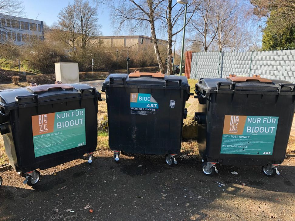 Die Container, in denen die Biotüten gesammelt werden, setzt laut Interessengemeinschaft Anreize zur illegalen Müllablagerung. Foto: Mager