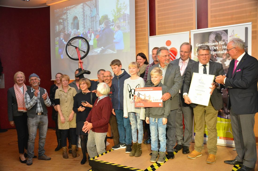 Große Freude herrschte bei der Kalterherberger Delegation, die Gold im Wettbewerb »Unser Dorf hat Zukunft« gewonnen hat und nun die Städteregion Aachen auf Landesebene vertritt. Gleiches gilt für die Ortschaft Beggendorf, die die höchste Punktzahl (426) im »Nordkreis« erreichte. Foto: T. Förster