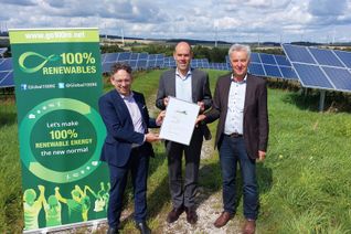 Stefan Gsänger (links), Vorstand der in Bonn ansässigen Global 100% Renewable Energy Platform und Johannes Lackmann (rechts), Mitglied im Expertenbeirat und Initiator des Projekts überreichen Landrat Volker Boch das ERNEUERBAR-Kreis Zertifikat.