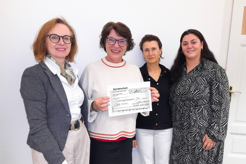 Spendenübergabe (v. l. n. r.): Elisabeth Schneider (Lion Club Basilika), Katharina Moik (JMD), Dr. Sepideh Gerich (Lion Club Basilika) und Shkendije Berisha (JMD)