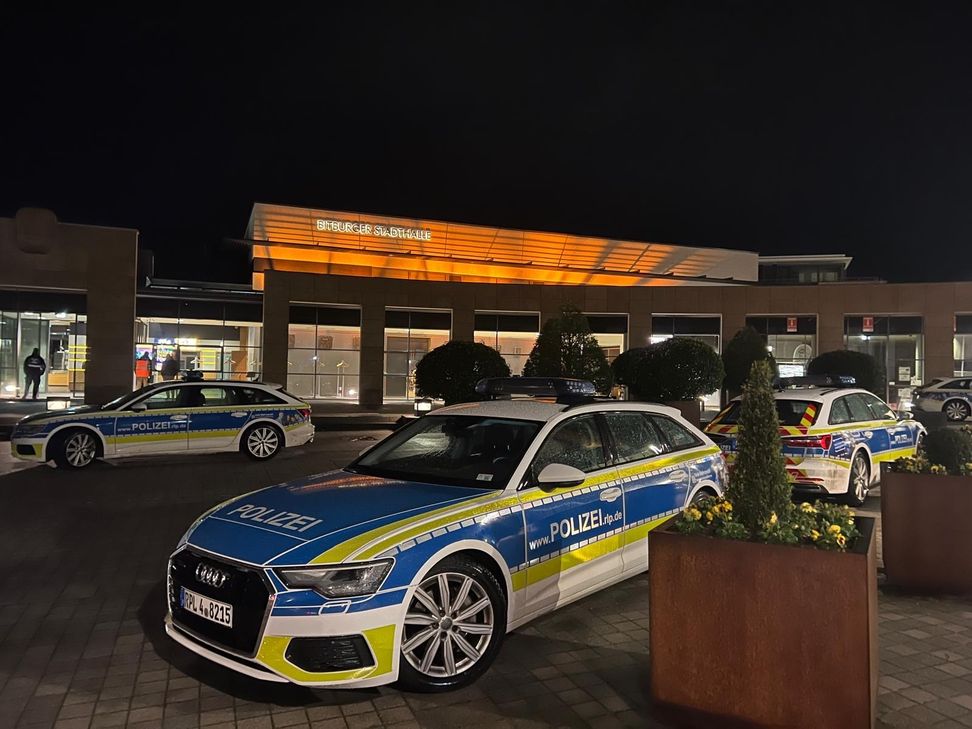 Bürgerforum beginnt durch Fund einer scharfen Pistolenpatrone mit Verspätung. Einsatzkräfte der Polizei haben zuvor die Lage geklärt.