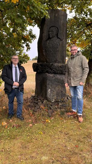 Im Rahmen der Pflanzaktion haben Landrat Marko Boos und Landrat a.D. Dr. Alexander Saftig Altkanzler Konrad Adenauer ihren Respekt gezollt, indem sie das Denkmal auf dem Traumpfad Bergheidenweg am Raßberg besuchten.