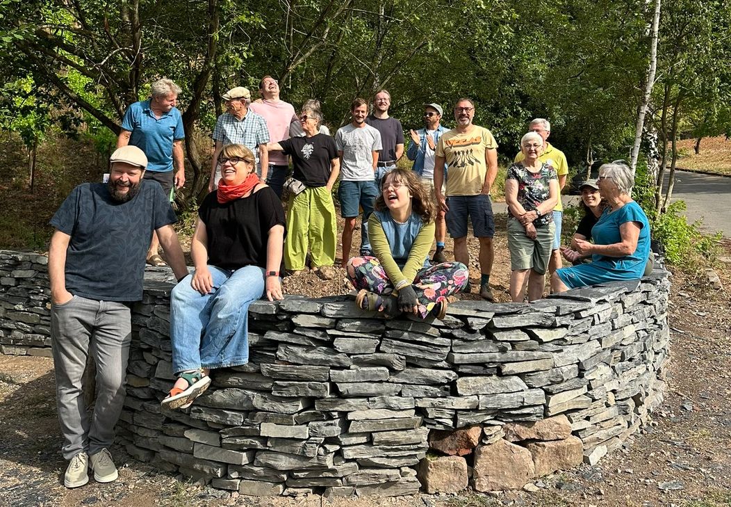 Gemeinsam für ein besonderes Projekt: Das Schieferstein-Rondell ist Teil der Trockensteinmauer, die Lebensraum für Insekten und Kleintiere schafft. Zugleich entsteht hier die Waldbühne des geplanten WeinWald-Begegnungsorts.