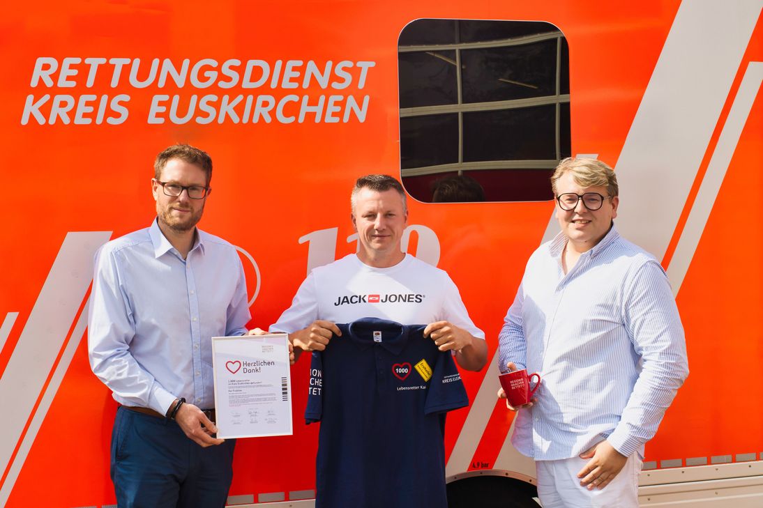 Willkommen im Corhelper-Club: Dr. Thomas Mann (li., Ärztlicher Leiter Rettungsdienst) und Martin Duske (re., Administrator der smartphonebasierten Alarmierung) begrüßen mit Kai Froböse den 1000. potentiellen Lebensretter.
