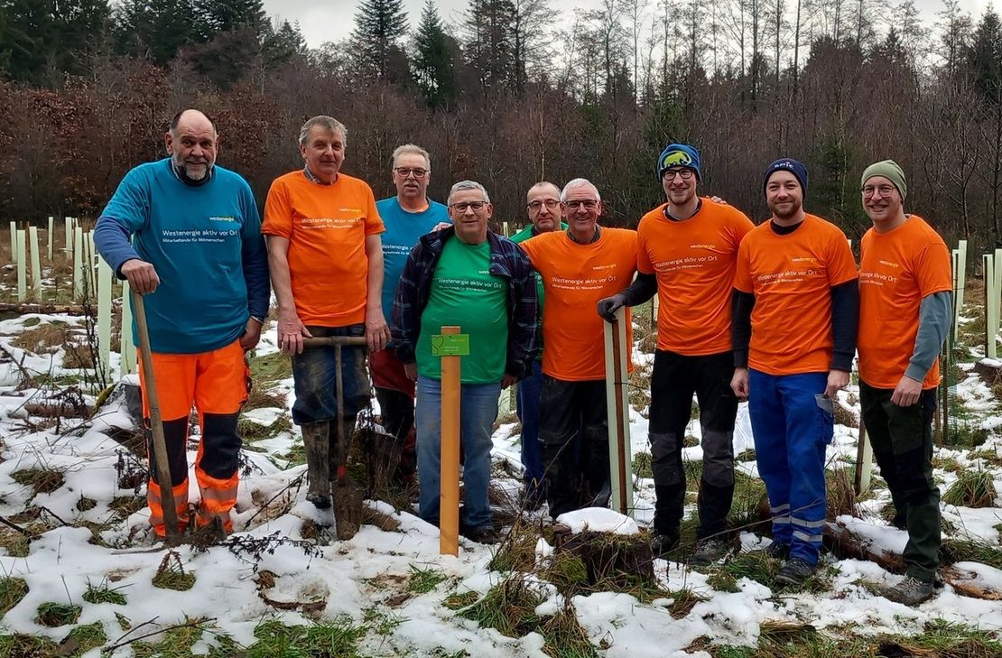 Das tatkräftige Helferteam rund um Mathias Wendling präsentiert stolz die neu eingepflanzten Setzlinge mit angebrachten Wuchshüllen in Spesenroth.
