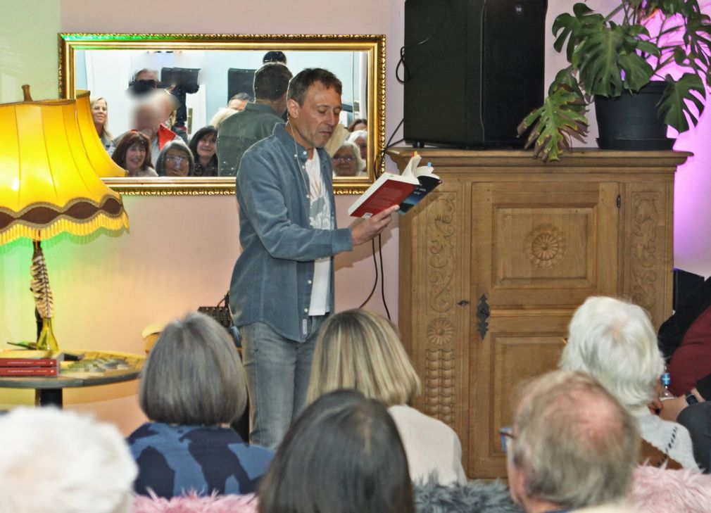 Markus Theisen zog mit seiner dramatischen Lesung die Zuhörerschaft in seinen Bann.