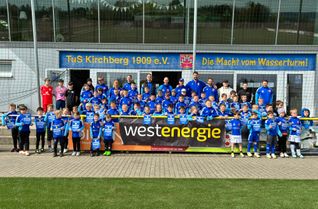 Strahlende Gesichter und Teamgeist pur: Die Teilnehmenden des 7. Westenergie-Fußballcamps beim TuS Kirchberg präsentieren stolz ihre Trikots und blicken auf drei erlebnisreiche Tage voller Fußball, Spaß und Gemeinschaft zurück.