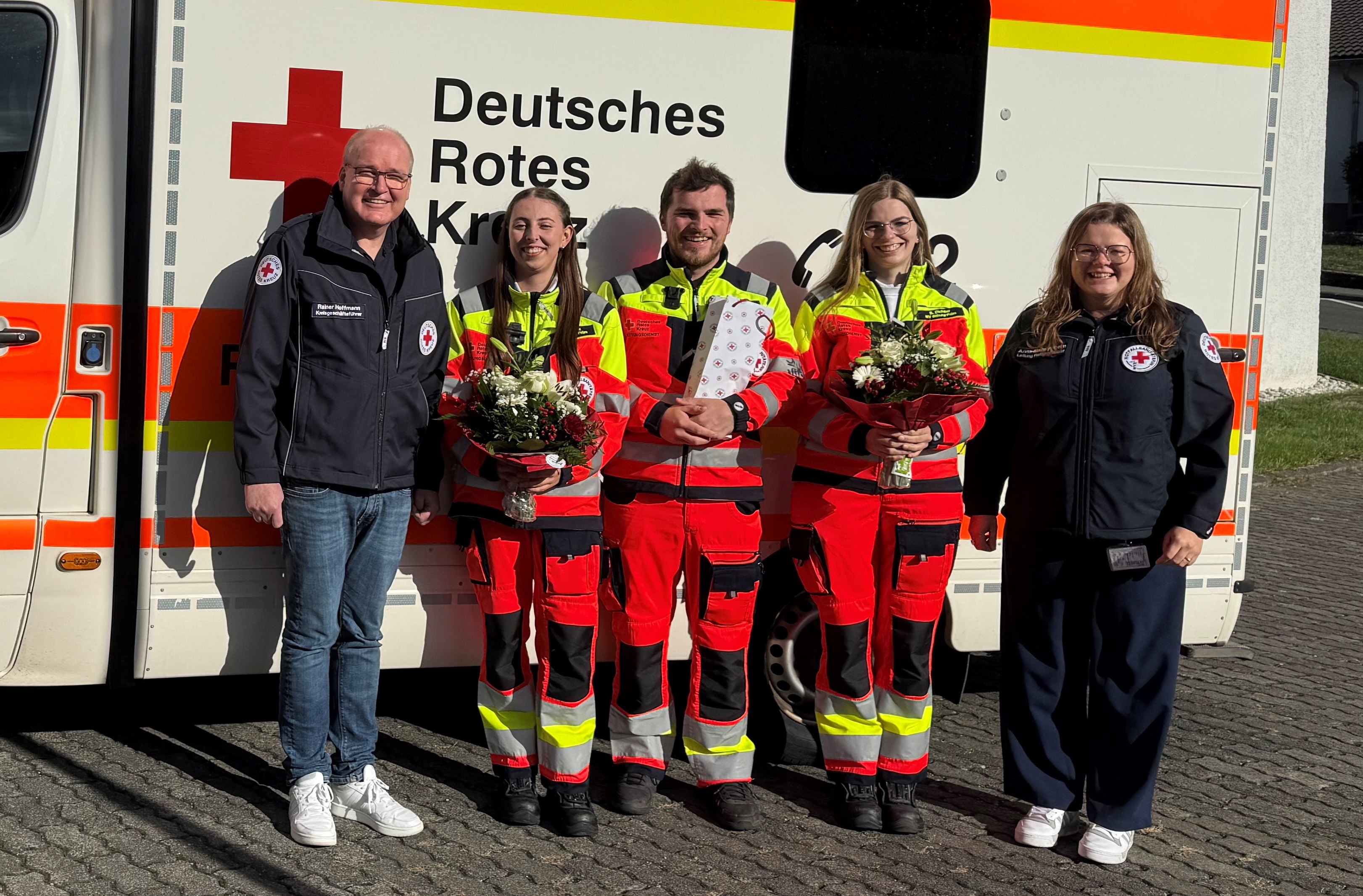 Die neu ausgebildeten Notfallsanitäterinnen und -sanitäter mit der Leitung Rettungsdienst und der Geschäftsführung.  (v.l.n.r.) Rainer Hoffmann (Kreisgeschäftsführer), Anna Ehlenz, Peter Görgen, Simone Dichter und Anna-Maria Wilhelm (Leitung Rettungsdienst). Es fehlen Melia Gödert, Pascal Schmitz und Sven Richstein.