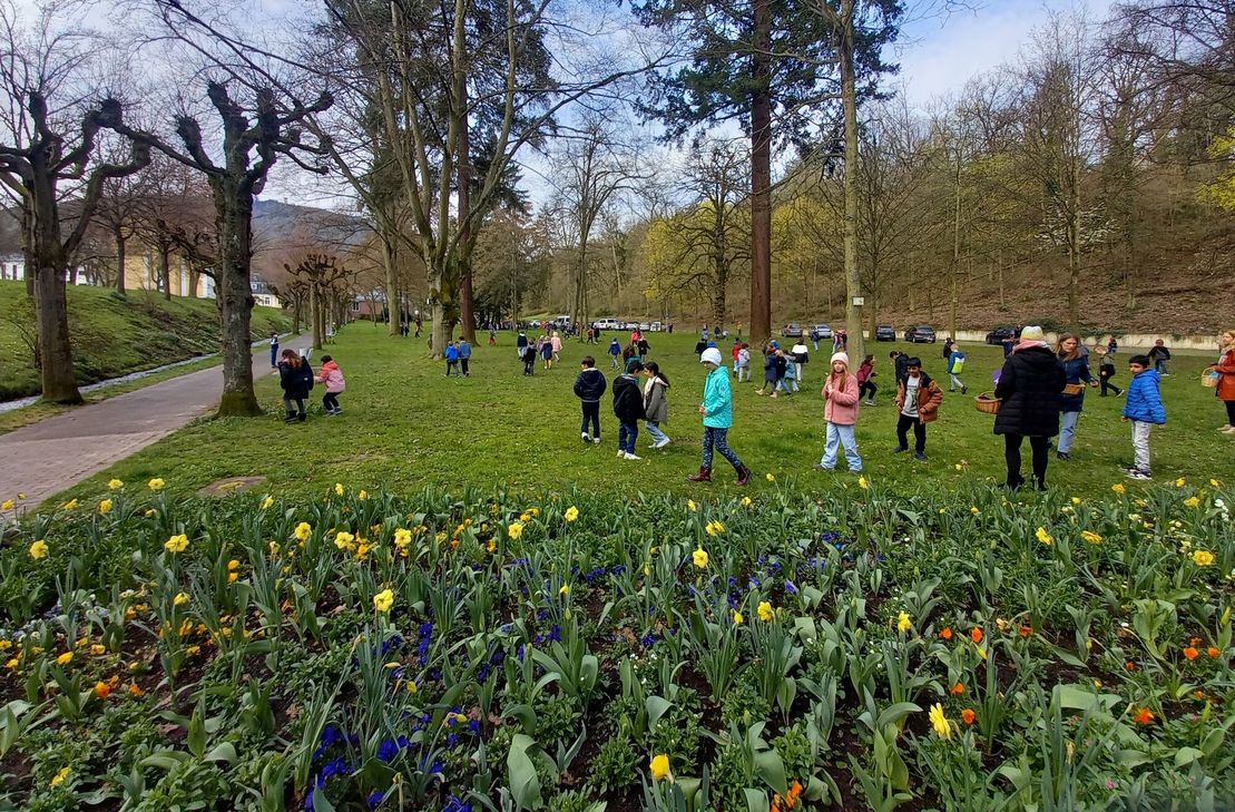 Die gesamte Schulgemeinschaft begab sich fröhlich und hochmotiviert  bei frühlingshaftem Wetter auf kunterbunte Ostereiersuche.