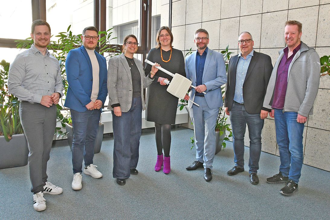 Landrat Marko Boos (3. von rechts), Kathrin Laymann, Bürgermeisterin der Verbandsgemeinde Rhein-Mosel (Mitte), sowie Vertreter des WVZ Maifeld-Eifel und der Smarten Region MYK10 präsentieren eine LoRaWAN-Antenne.