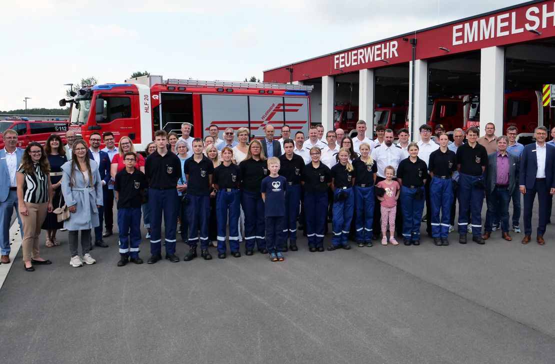 Die Spendenübergabe fand im neuen Feuerwehrgerätehaus in Emmelshausen statt.