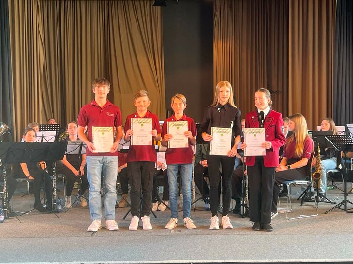 Das Quintett um die Lehrgangsbeste Clara Breuer (r.) trägt fortan eine D2-Nadel. Fotos und Namen samt Instrument und Verein aller Prüflinge finden Sie im Online-Beitrag auf www.wochenspiegellive.de/altkreis-monschau Foto: T. Förster