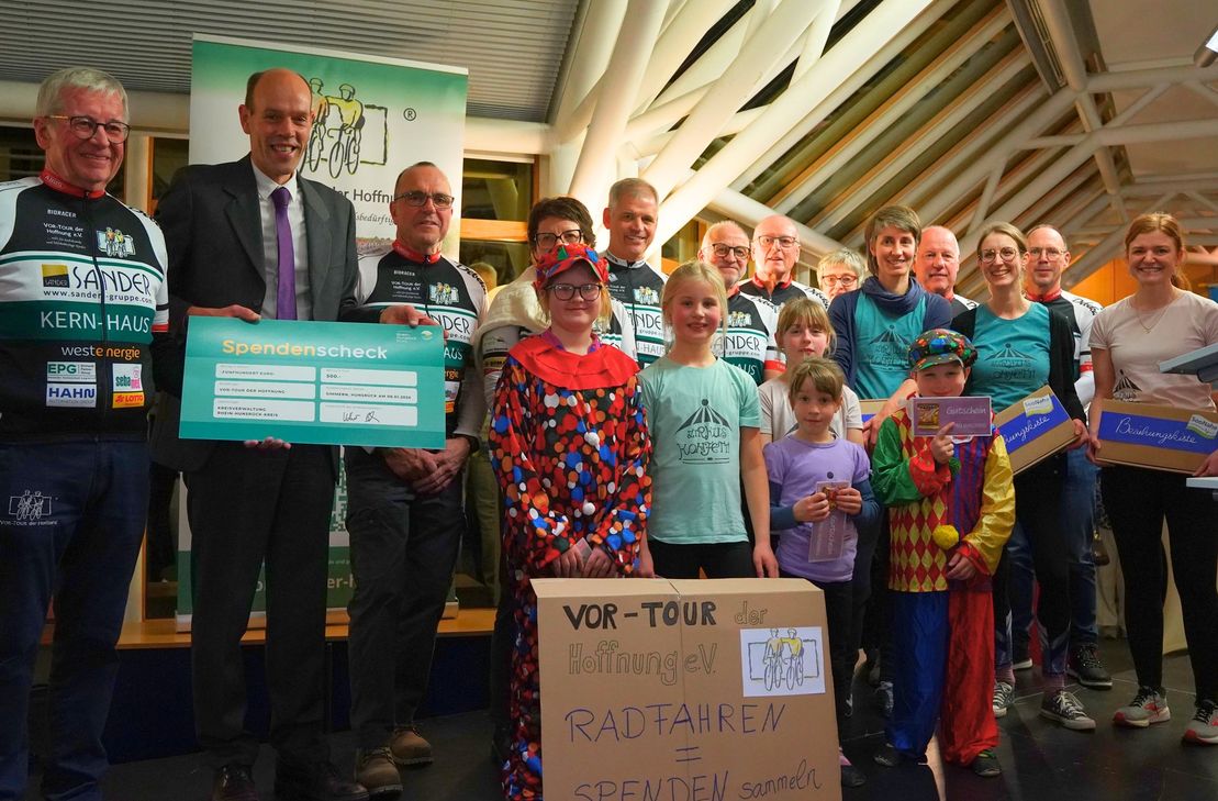 Ein Spendencheck wurde an die Vor-Tour der Hoffnung überreicht.