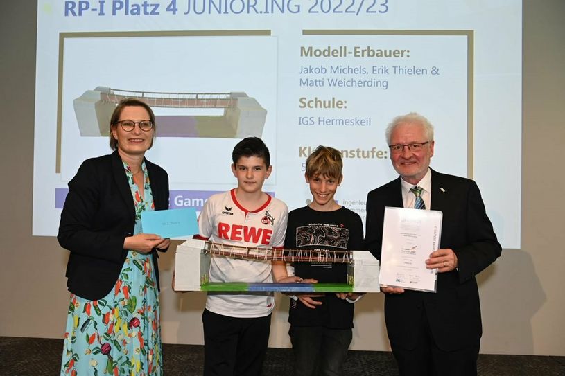 Junior.ING Preisverleihung 2023: Bildungsministerin Dr. Stefanie Hubig (links) und Dr.-Ing. Horst Lenz (rechts), Präsident der Ingenieurkammer, gratulieren Matti Weicherding (2.v.l.) und Erik Thielen (2.v.r.) ganz herzlich.