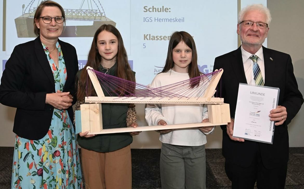 Junior.ING Preisverleihung 2023: Bildungsministerin Dr. Stefanie Hubig (links) und Dr.-Ing. Horst Lenz (rechts), Präsident der Ingenieurkammer, gratulieren Lina Classen (2.v.l.) und Finnja Reget (2.v.r.) ganz herzlich.