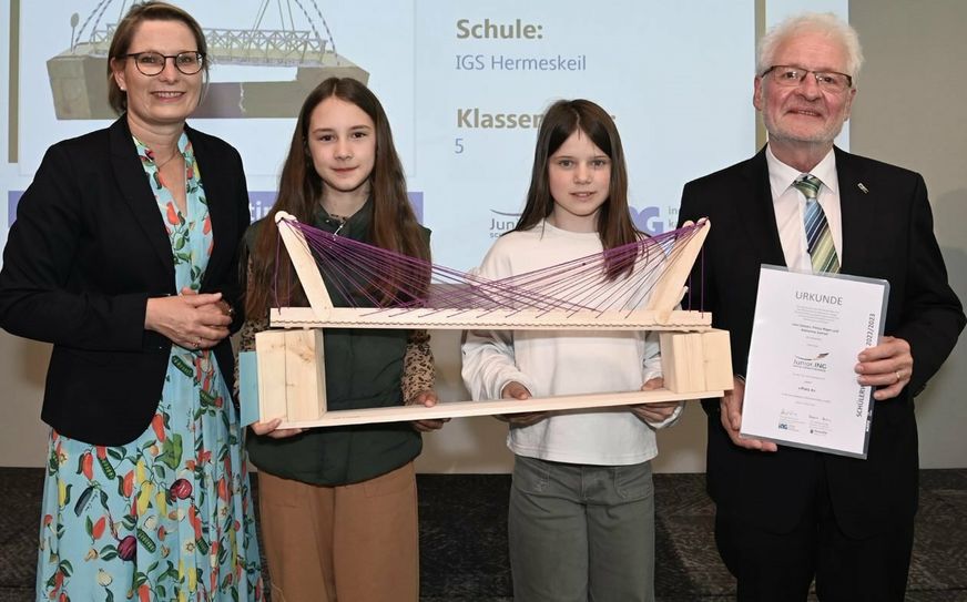 Junior.ING Preisverleihung 2023: Bildungsministerin Dr. Stefanie Hubig (links) und Dr.-Ing. Horst Lenz (rechts), Präsident der Ingenieurkammer, gratulieren Lina Classen (2.v.l.) und Finnja Reget (2.v.r.) ganz herzlich.