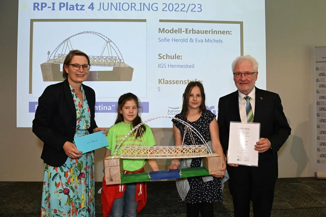 ING Preisverleihung 2023: Bildungsministerin Dr. Stefanie Hubig (links) und Dr.-Ing. Horst Lenz (rechts), Präsident der Ingenieurkammer, gratulieren Sofie Herold (2.v.l.) und Eva Michels (2.v.r.) ganz herzlich.