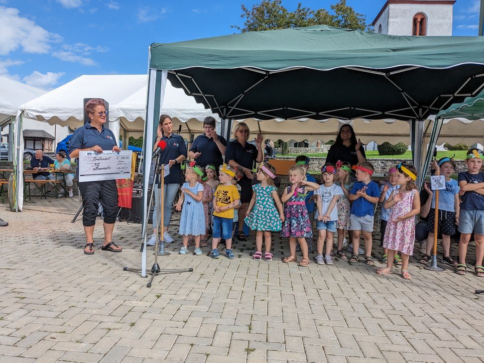 Scheckübergabe an die KiTa Löwenzahn