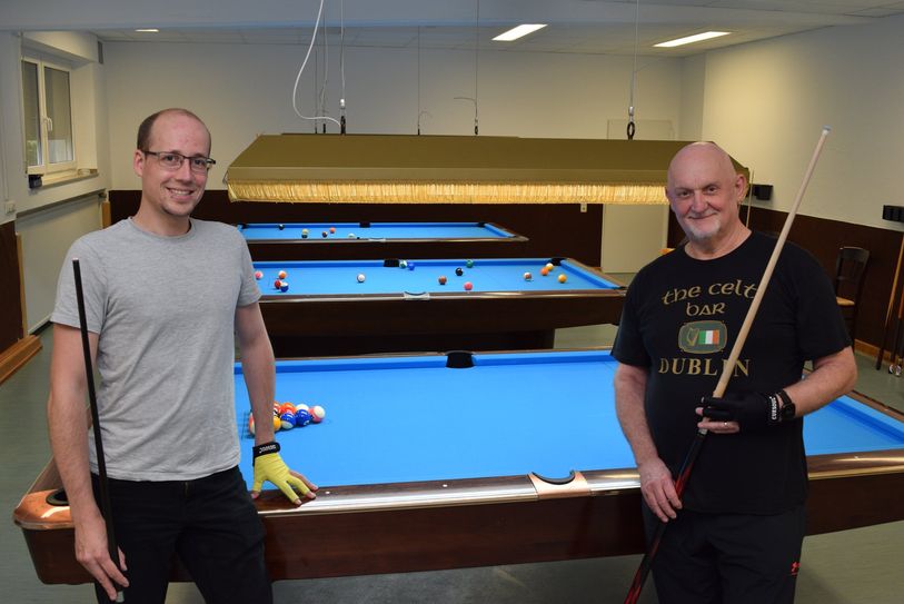 Nick Henig (li.), Vorsitzender des PBC Poolicorns, und Vereinsmitglied Ritchy Ohm (re.), freuen sich, dass der Verein eine Bleibe gefunden hat, in der drei Billardtische Platz haben. Der Vereinsname PBC »Poolicorns« ist übrigens ein Konstrukt aus den Worten »Pool« und »Unicorn« (deutsch: Einhorn). Foto: Scholl