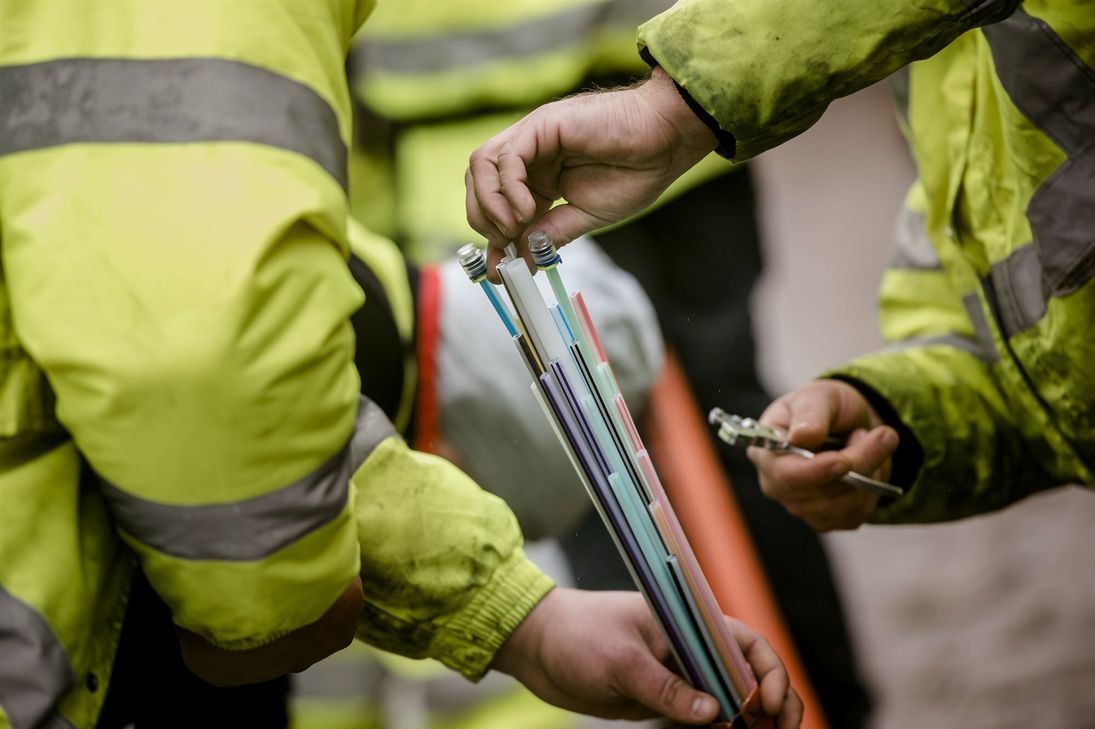 Bauarbeiter mit Glasfaser-Peitsche