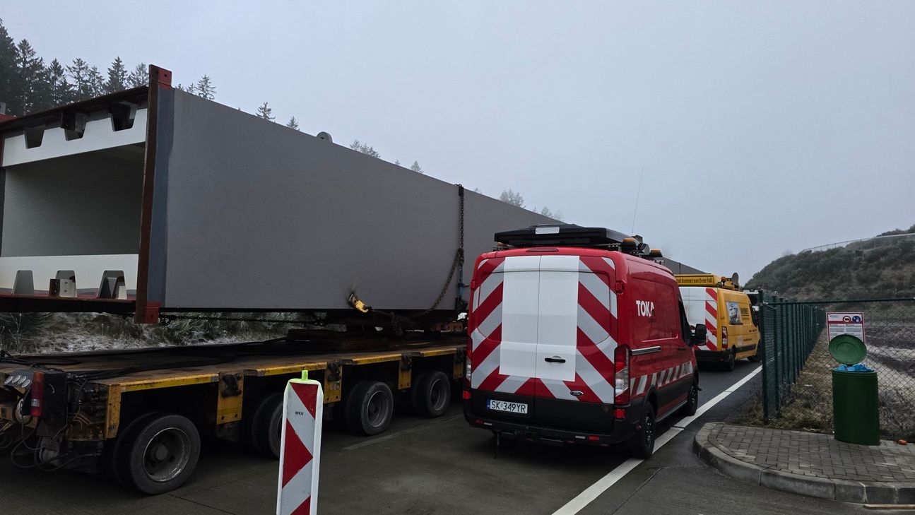 Auf dem Rastplatz an der B50neu bei Longkamp stehen derzeit zwei imposante Schwertransporte, die mit ihrer gewaltigen Größe und ihrem Gewicht beeindrucken. Einer der Transporter misst stolze 46 Meter in der Länge und bringt über 200 Tonnen auf die Waage.