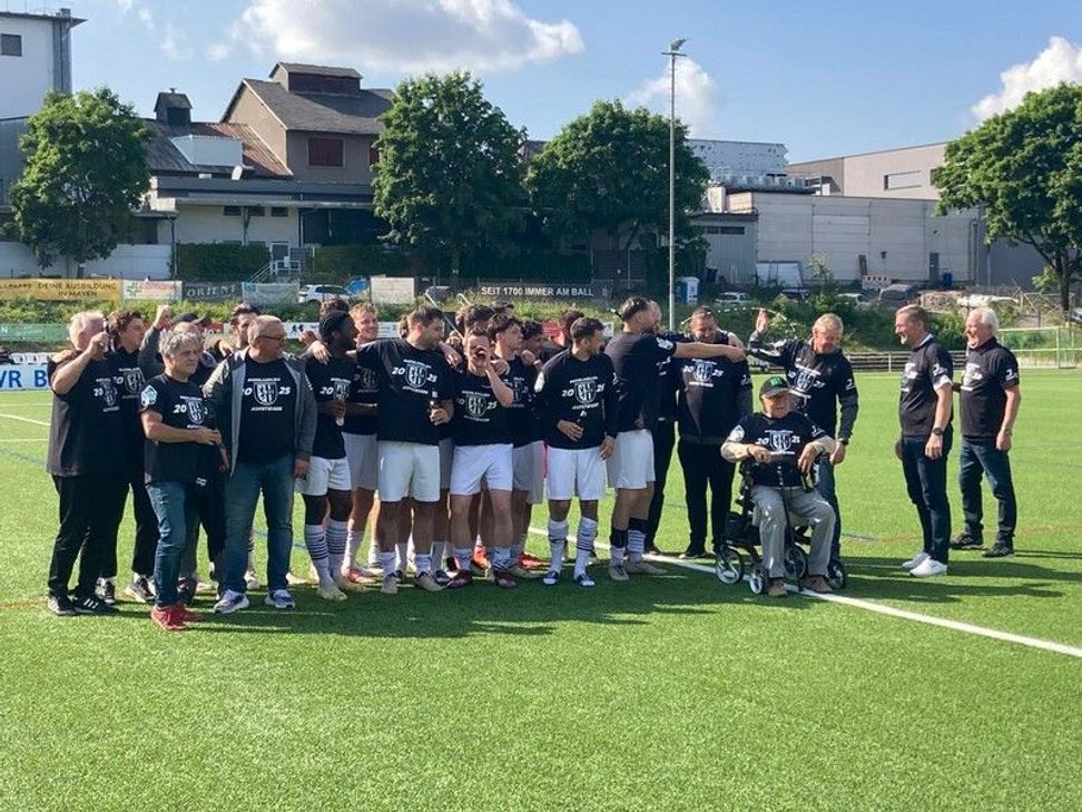 Ausgiebig feierte die Mendiger Eintracht den Wiederaufstieg in die Rheinlandliga. Ende Juni bitten die Trainer Damir Mrkalj und Kodai Stalph wieder zur Vorbereitung auf die Rheinlandliga.