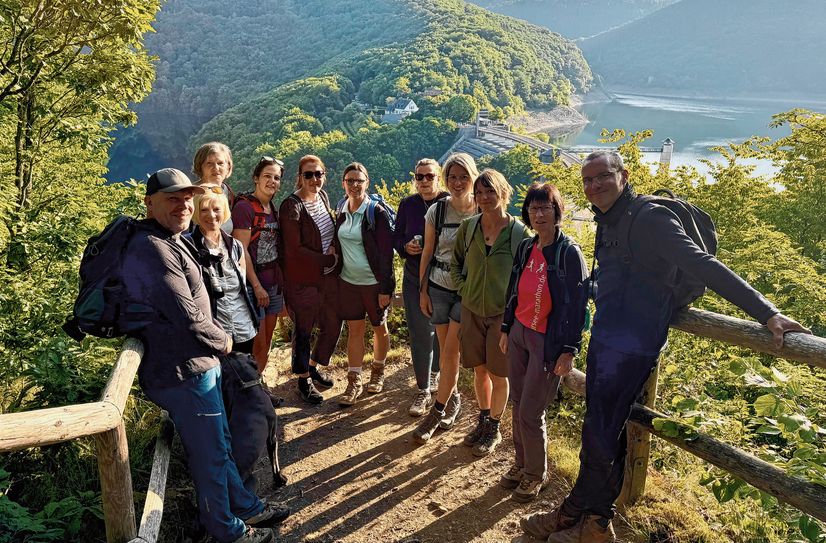Die Wanderfreunde der Eifelvereins-Ortsgruppe Einruhr-Erkensruhr blicken auf ihr Naturwunder: Den Obersee.