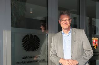 Patrick Schnieder vor seinem Wahlkreisbüro in Bitburg. Nach seiner Entlassung als Bundesverkehrsminister will er sich auf sein Bundestagsmandat und die Arbeit für die Eifel konzentrieren.