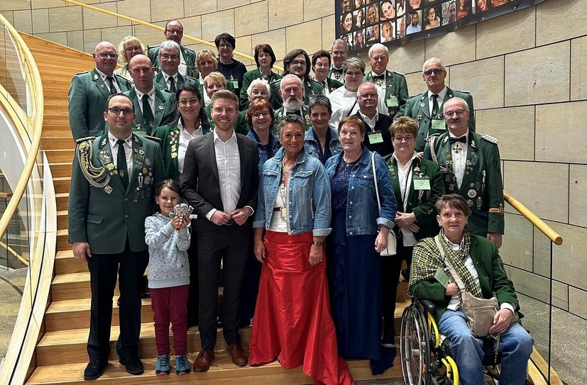 Daniel Scheen-Pauls MdL und Schützenkönigin Iris Peters aus Mützenich mit ihrem Gefolge.