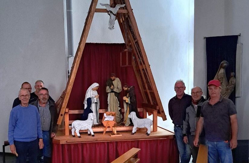Schreinermeister Erich Braun (l.) und seine Helfer haben die neue, alte Krippe in der Höfener Kirche aufgebaut.