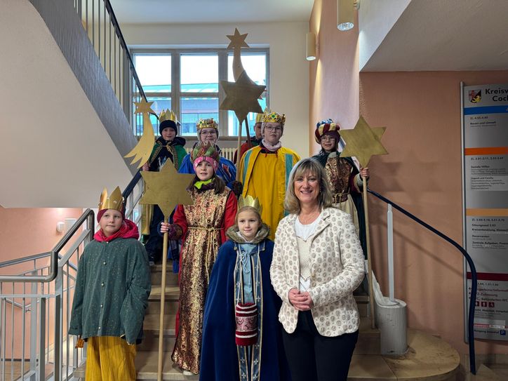 Die Sternsinger zu Besuch in der Kreisverwaltung mit Lanrätin Anke Beilstein.