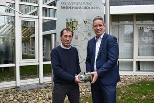 Keiner muss Angst vor dem »Heizungsgesetz« haben, sagen Energieberater Uwe Kaska und Klimaschutzmanager Frank-Michael Uhle und präsentieren eine alte Heizungspumpe.