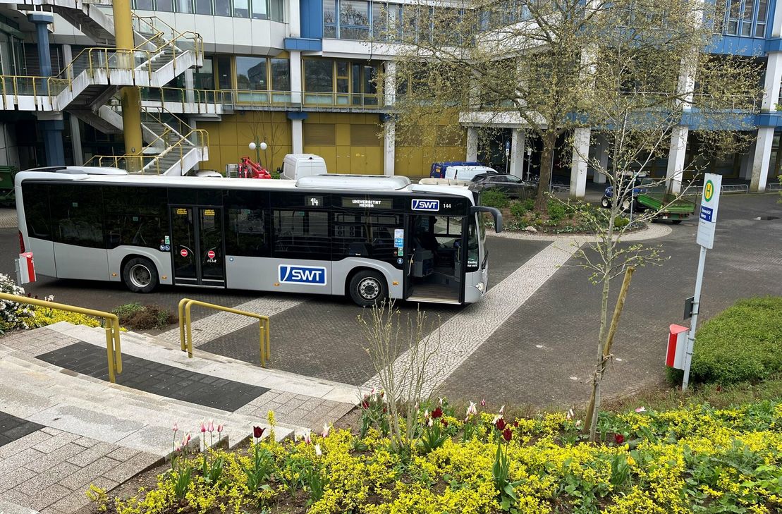 Ein Bus der Stadtwerke Trier am Campus der Universität Trier.