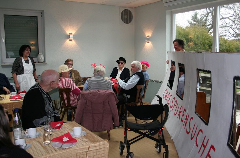 Mit einem kleinen Theaterstück feierte das Café Spurensuche, ein Betreuungsangebot der Diakonie Sozialstation Simmern, seinen zehnten Geburtstag.