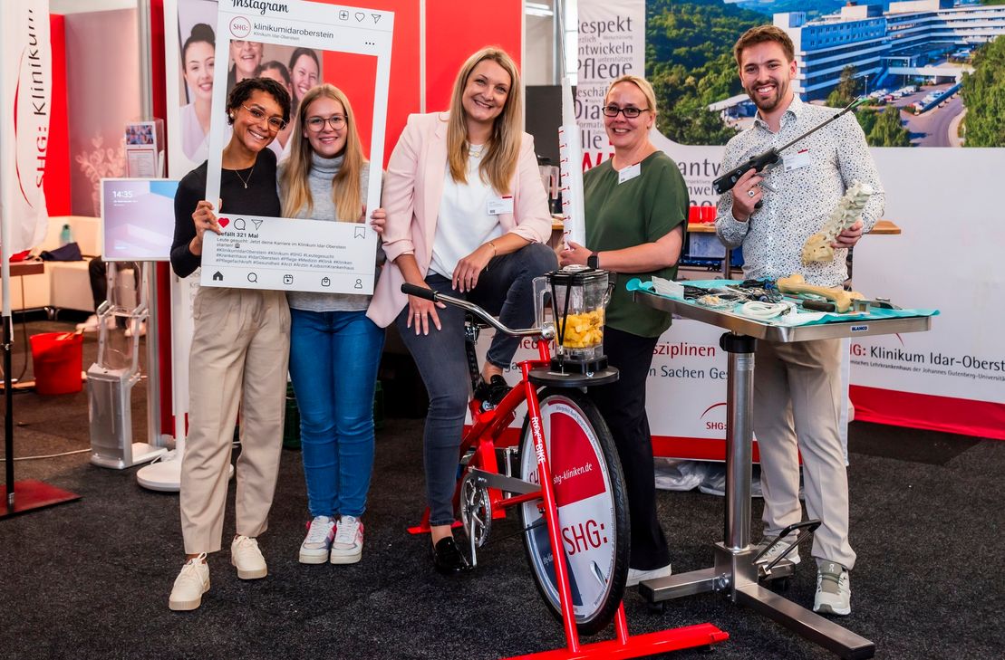 Die Karrieremesse ist für heimische Institutionen, Unternehmen und Bildungseinrichtungen eine sehr gute Chance, um mit potenziellen Mitarbeitern vom morgen ins Gespräch zu kommen. Mit von der Partie war im Vorjahr als Aussteller unter anderem das Klinikum Idar-Oberstein