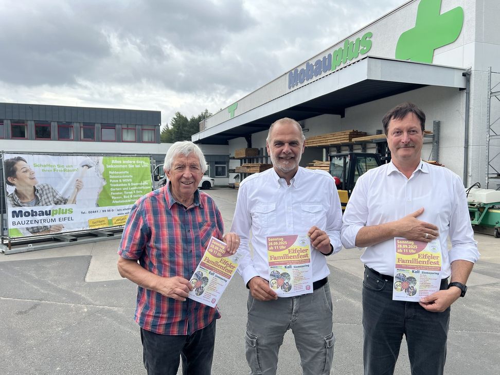 Sie stellten das Programm des Eifeler Familienfestes vor (v.li.):  Willi Greuel, Vorsitzender der Hilfsgruppe Eifel, Geschäftsführer Jürgen Finke, und Uwe Philipps vom Mobau-Team.