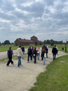Eine Bildungsreise nach Auschwitz wird für Jugendliche ab 16 Jahren angeboten.