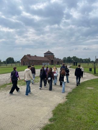 Eine Bildungsreise nach Auschwitz wird für Jugendliche ab 16 Jahren angeboten.