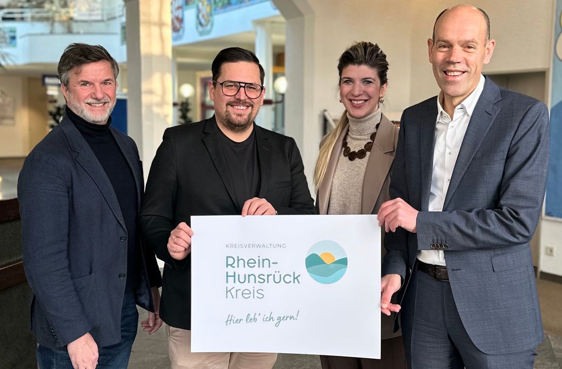 Von rechts: Landrat Volker Boch und Carolin Grundel (Kreisverwaltung) mit Konstantin Dick und Achim Steffen (agentur et cetera).