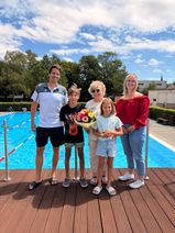 Nicola Buhr (Badleiter), Gaby Steffens-Thelen mit ihren Enkelkindern, Christina Luxemburger (Bereichsleiterin Nettebad).