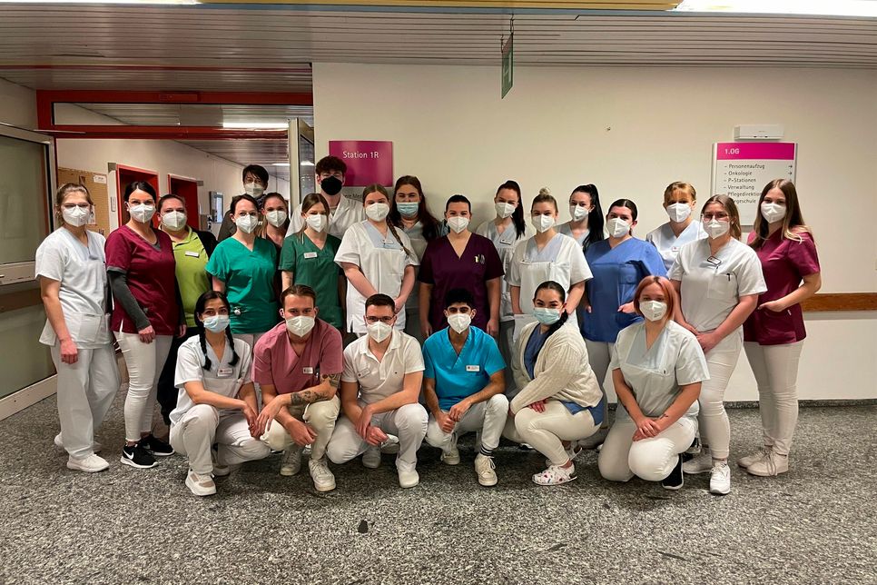 Die Schüler des Generalistikkurses im dritten Lehrjahr an der Hunsrück Klinik Simmern beim Projekt "Schüler leiten eine Station."