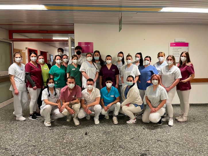 Die Schüler des Generalistikkurses im dritten Lehrjahr an der Hunsrück Klinik Simmern beim Projekt "Schüler leiten eine Station."