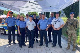 Behördenleiterin Anja Rakowski, Direktionsleiter Dietmar Braun, Dienststellenleiterin Romy Berger sowie Kolleginnen und Kollegen der Polizei Rheinland-Pfalz, Luxemburg und Belgien sowie der Security Police der US Airforce.