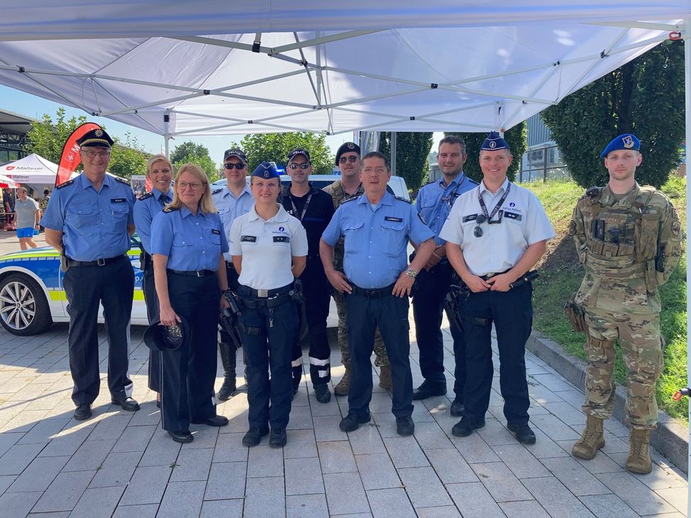 Behördenleiterin Anja Rakowski, Direktionsleiter Dietmar Braun, Dienststellenleiterin Romy Berger sowie Kolleginnen und Kollegen der Polizei Rheinland-Pfalz, Luxemburg und Belgien sowie der Security Police der US Airforce.