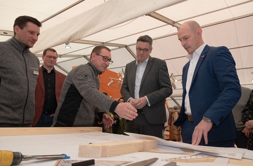 Am Donnerstag flogen bei der Euregio Wirtschaftsschau die Späne: der Präsident der Handwerkskammer Aachen, Marco Herwartz, und Städteregionsrat Dr. Tim Grüttemeier am Stand der StädteRegion Aachen mit Ausbildern des Berufsbildungszentrums Simmerath, wo ein Holz-Campus entstehen soll.