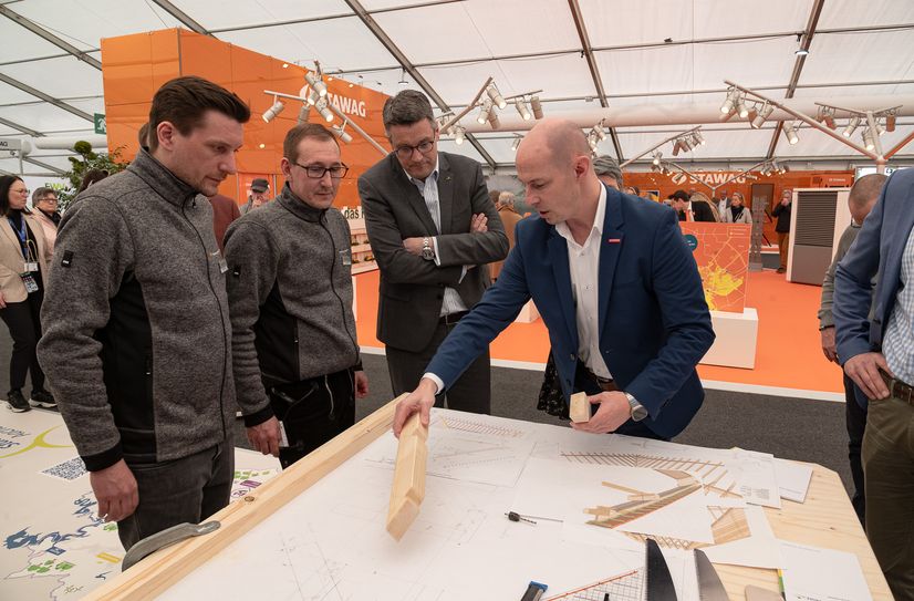 Am Donnerstag flogen bei der Euregio Wirtschaftsschau die Späne: der Präsident der Handwerkskammer Aachen, Marco Herwartz, und Städteregionsrat Dr. Tim Grüttemeier am Stand der StädteRegion Aachen mit Ausbildern des Berufsbildungszentrums Simmerath, wo ein Holz-Campus entstehen soll.