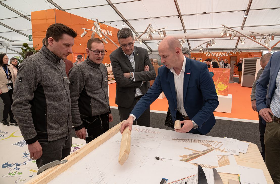 Am Donnerstag flogen bei der Euregio Wirtschaftsschau die Späne: der Präsident der Handwerkskammer Aachen, Marco Herwartz, und Städteregionsrat Dr. Tim Grüttemeier am Stand der StädteRegion Aachen mit Ausbildern des Berufsbildungszentrums Simmerath, wo ein Holz-Campus entstehen soll.