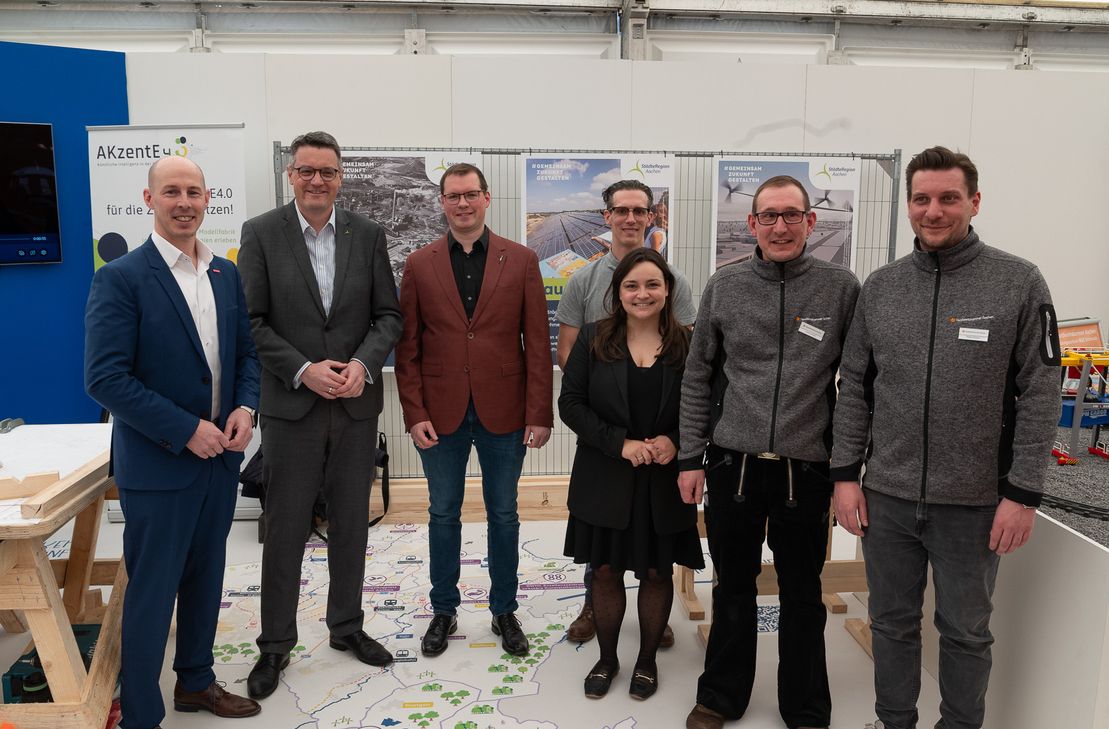 Am Donnerstag flogen bei der Euregio Wirtschaftsschau die Späne: der Präsident der Handwerkskammer Aachen, Marco Herwartz, und Städteregionsrat Dr. Tim Grüttemeier am Stand der StädteRegion Aachen mit Ausbildern des Berufsbildungszentrums Simmerath, wo ein Holz-Campus entstehen soll.